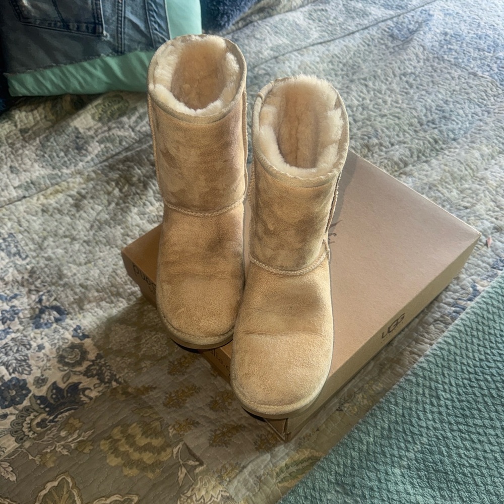 Like New! Authentic Women's UGG Classic Short Boots - Sand, Size 6"